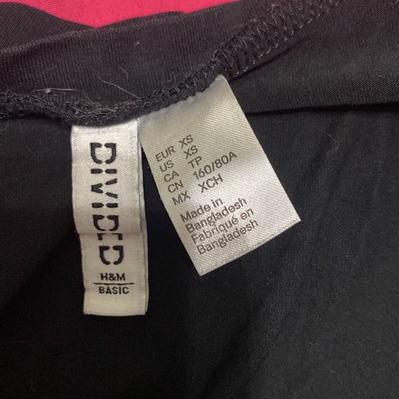 H&M basic divided v neck tee - Picture 3 of 4